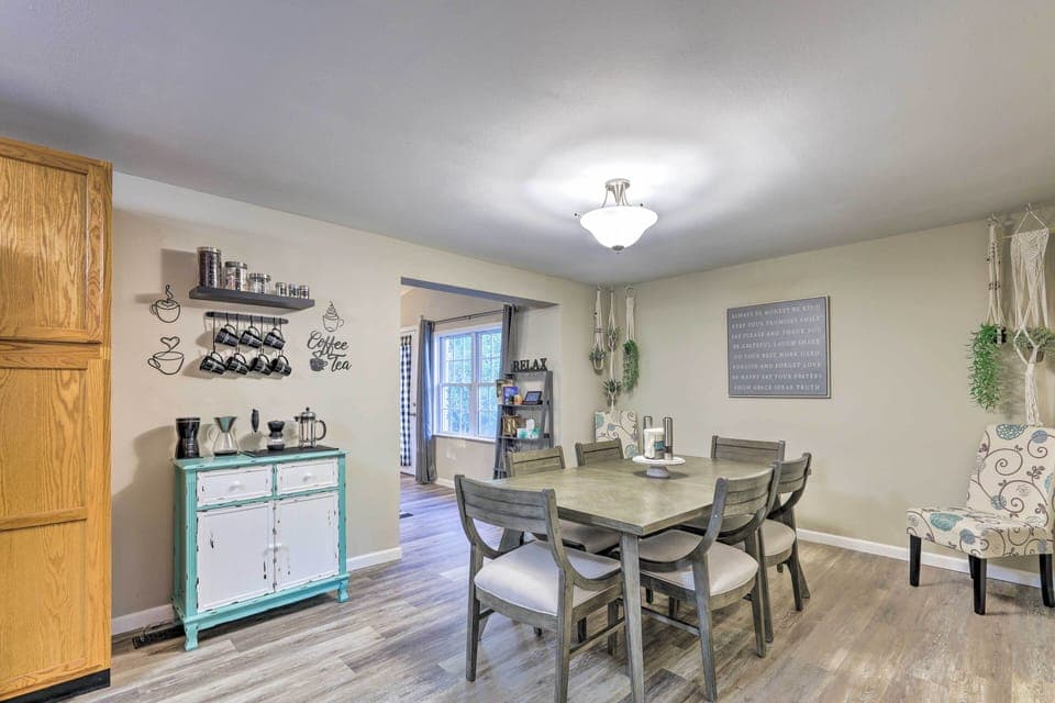 Dining Area | Dishware & Flatware Provided