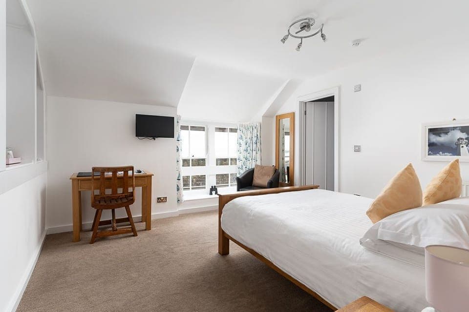 Classic Double Room, Ensuite, Bay View