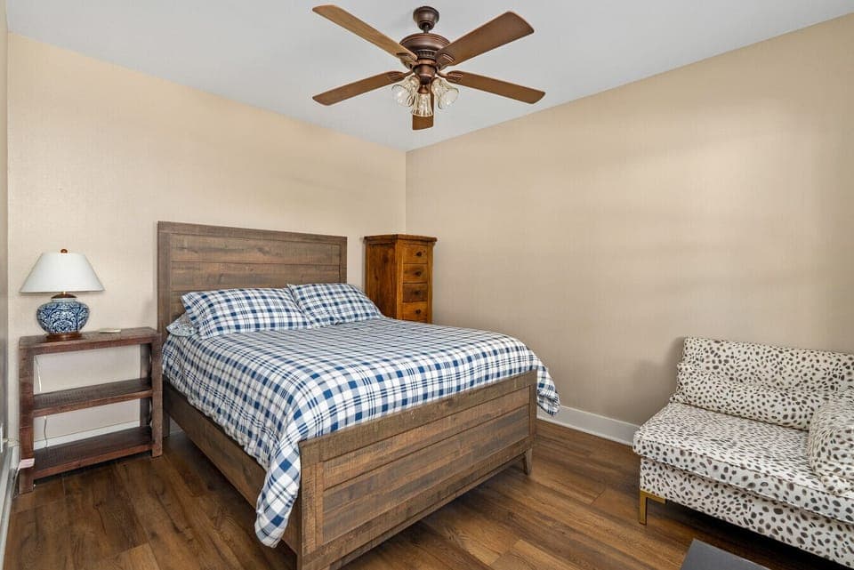 1st floor queen bedroom