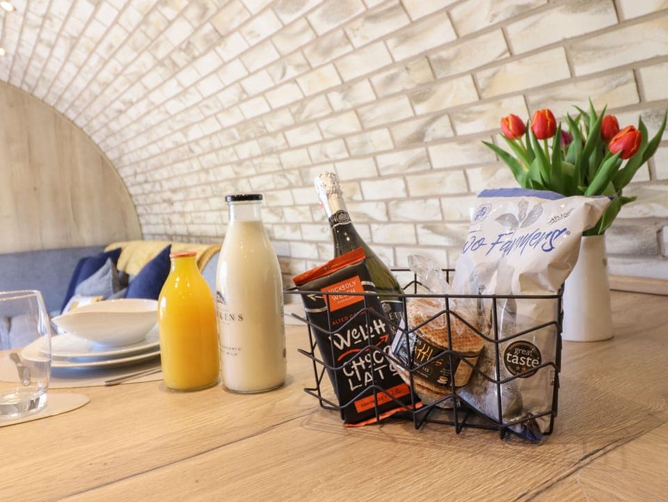 Cottage | Private kitchen | Fridge, electric kettle, toaster, cookware/dishes/utensils