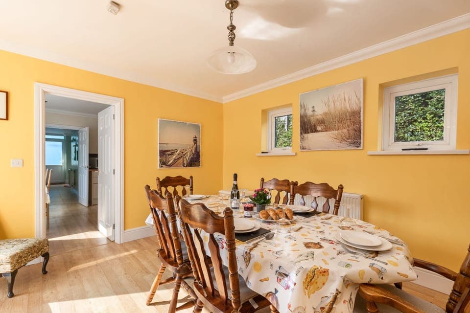 Beach House, Sea Views, Parking