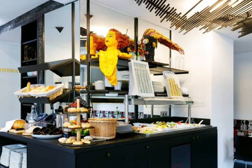 Daily continental breakfast (EUR 19.50 per person)