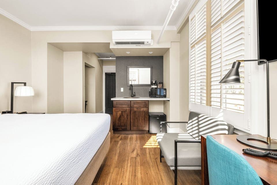 Deluxe Room, 1 King Bed | Individually decorated, individually furnished, iron/ironing board