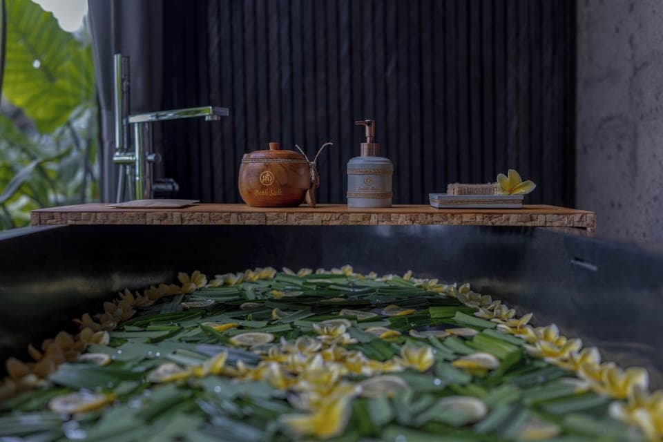 Grand Deluxe Terrace Paddy View | Bathroom | Separate tub and shower, hydromassage showerhead, free toiletries