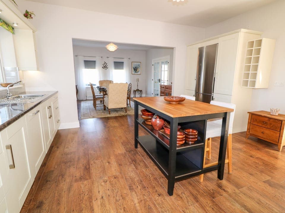 Cottage | Private kitchen | Dishwasher, electric kettle, toaster, cookware/dishes/utensils