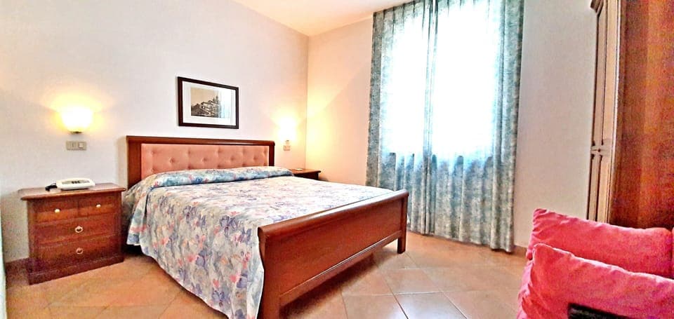 Standard Double | Desk, bed sheets