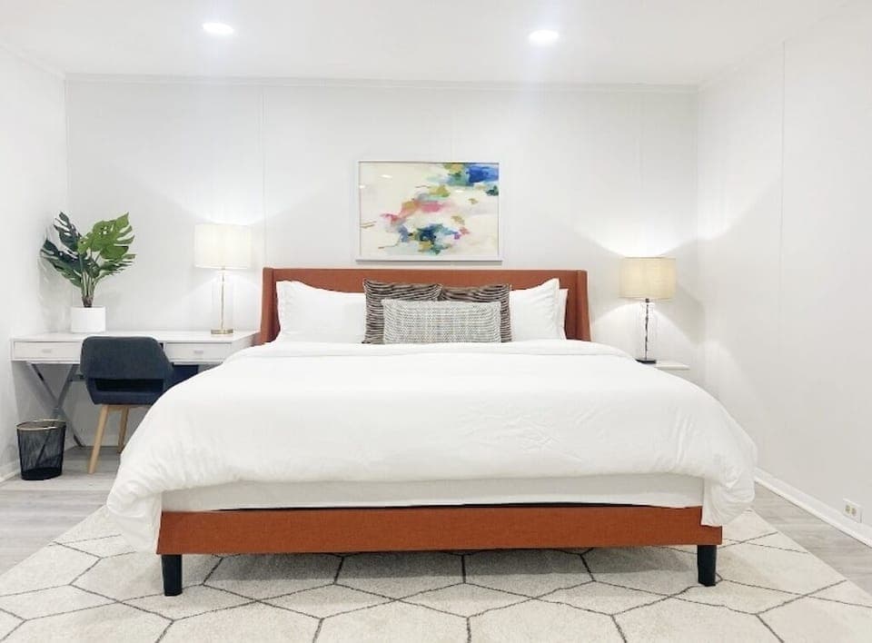 Master BR w/ a King bed and walk in closet