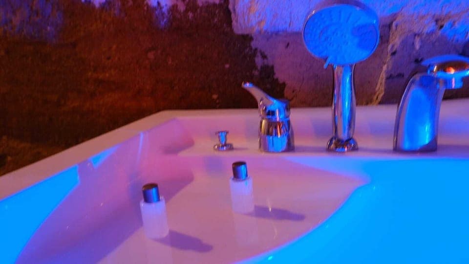 Balayi Odasi - Jakuzili | Blackout drapes, travel crib, free WiFi