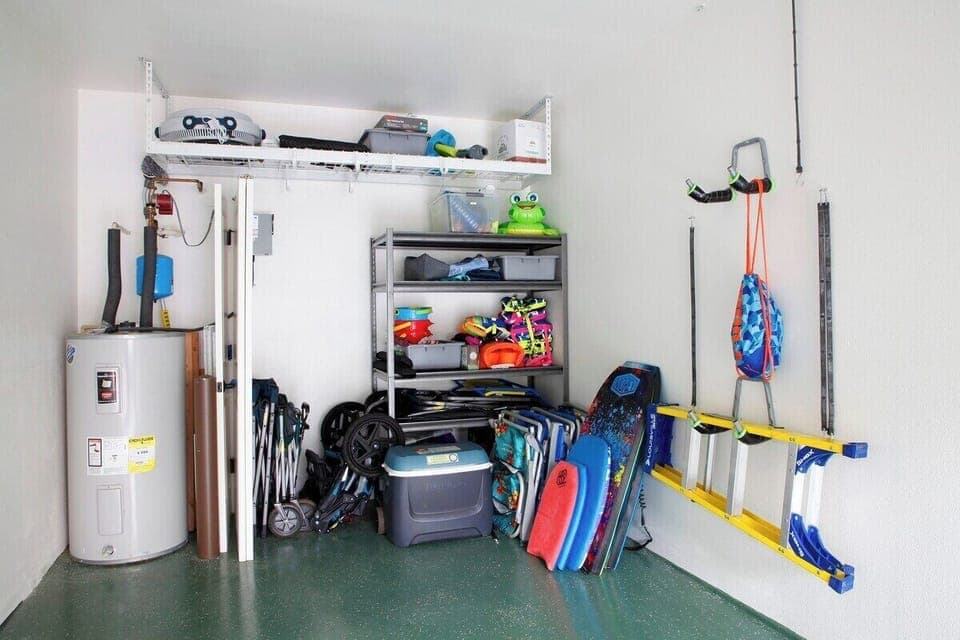 Pili Mai 12L Garage with Beach Equipment and Toys