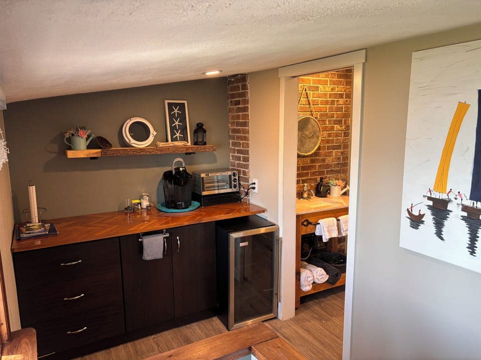 Kitchenette: Toaster Oven, Microwave, Mini fridge, coffee maker
& Full Bathroom