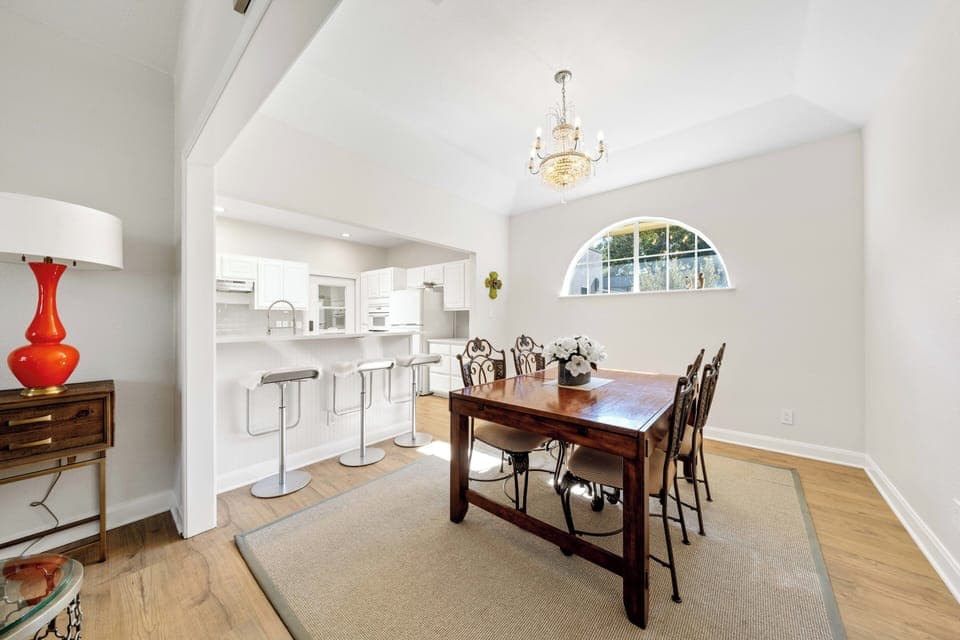 Dining table and Restaurant bar, seating for up to 7 people 