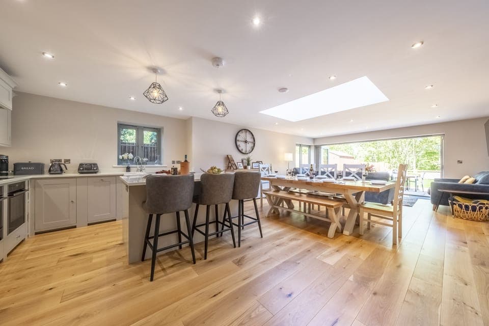 The Goosebec, Burnham Market: Bright, modern kitchen, breakfast bar, dining area and sitting room