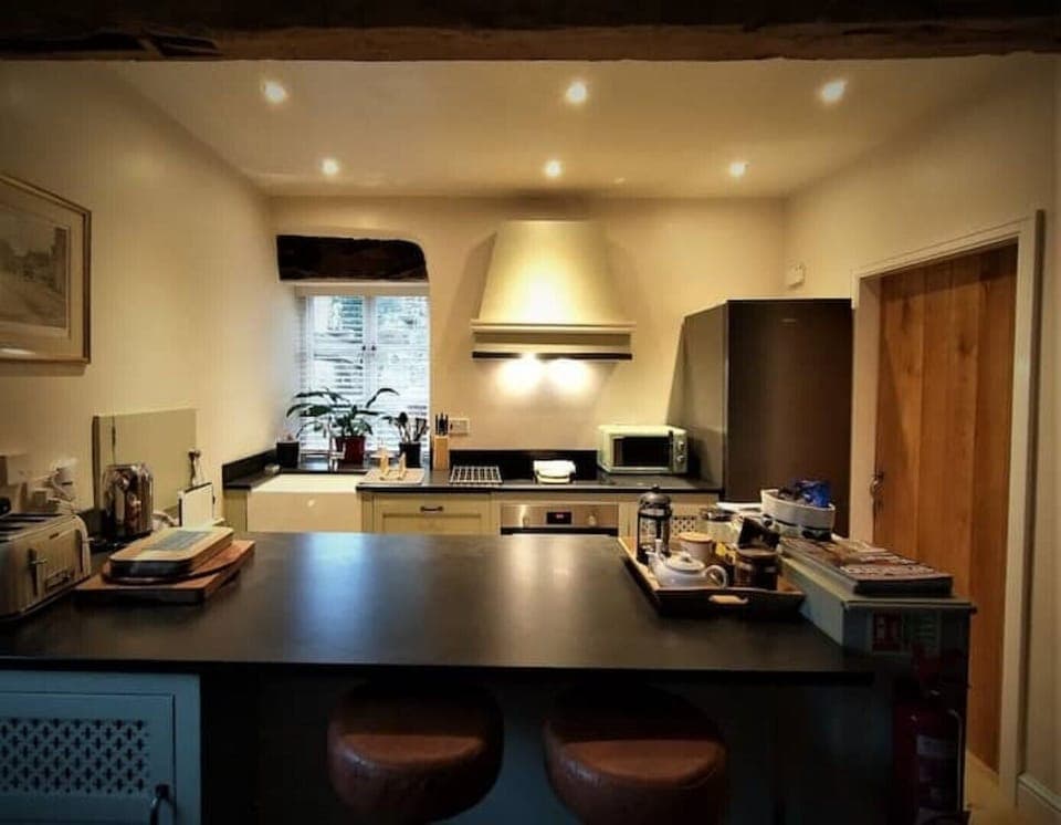 Beautiful bespoke kitchen, slate worktops, dishwasher, fridge freezer, oven, hob