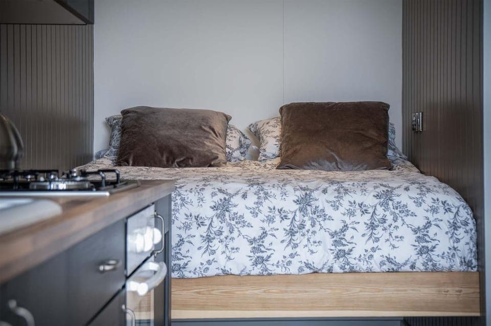 Cabin In The Woods - 1 Bedroom Lodge - Kilgetty (21016)