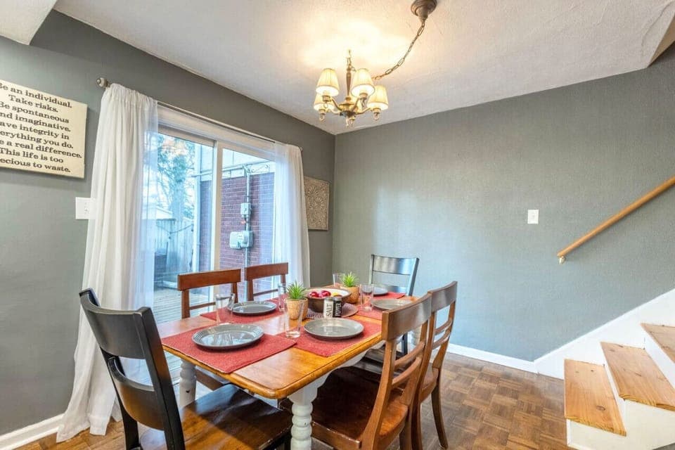 Dining Room - 6 person seating
