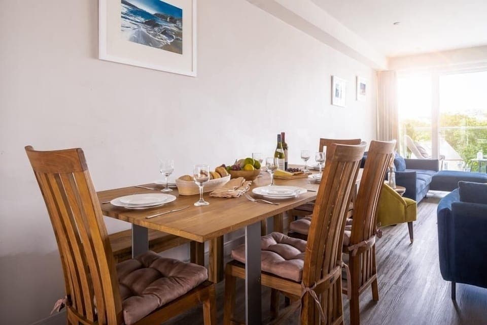 Dining room at 5 The Strand, Porth, Cornwall, self catering with Beach Retreats.