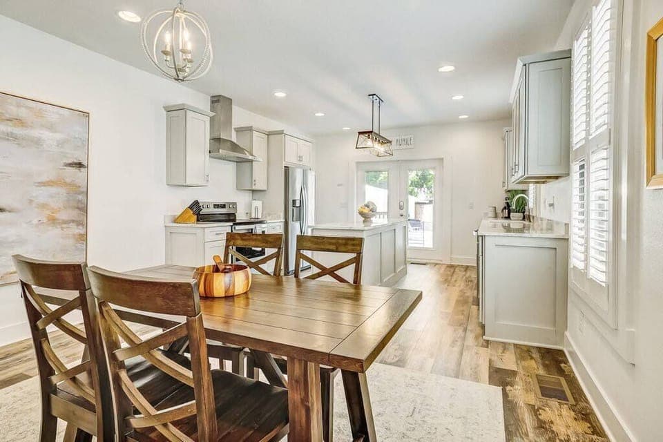 Modern dining room to enjoy a meal in family!