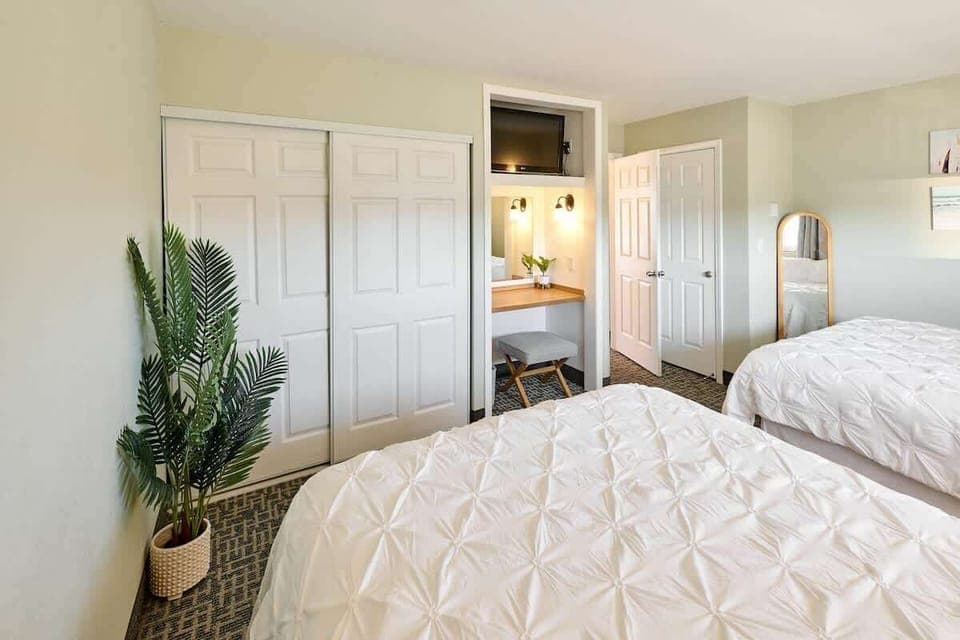 Other side of the bedroom