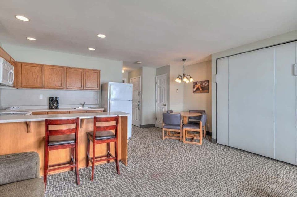 The kitchen is just steps away