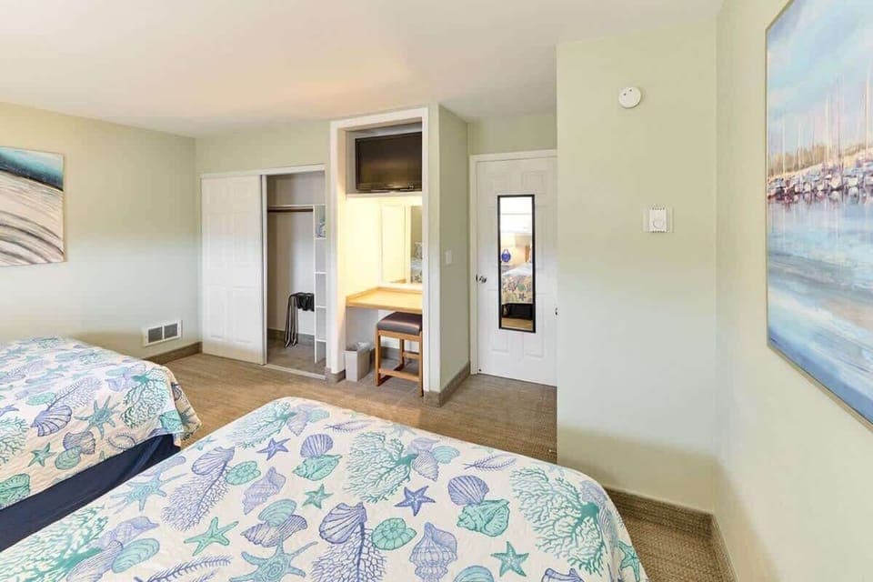 Other side of the bedroom