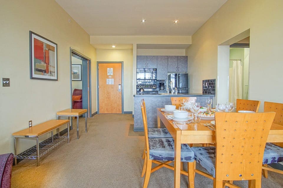 Here you can see the dining area and the kitchen.