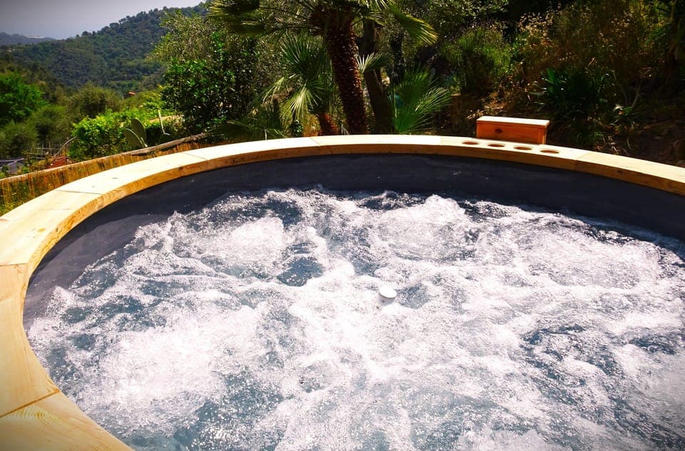 Outdoor spa tub
