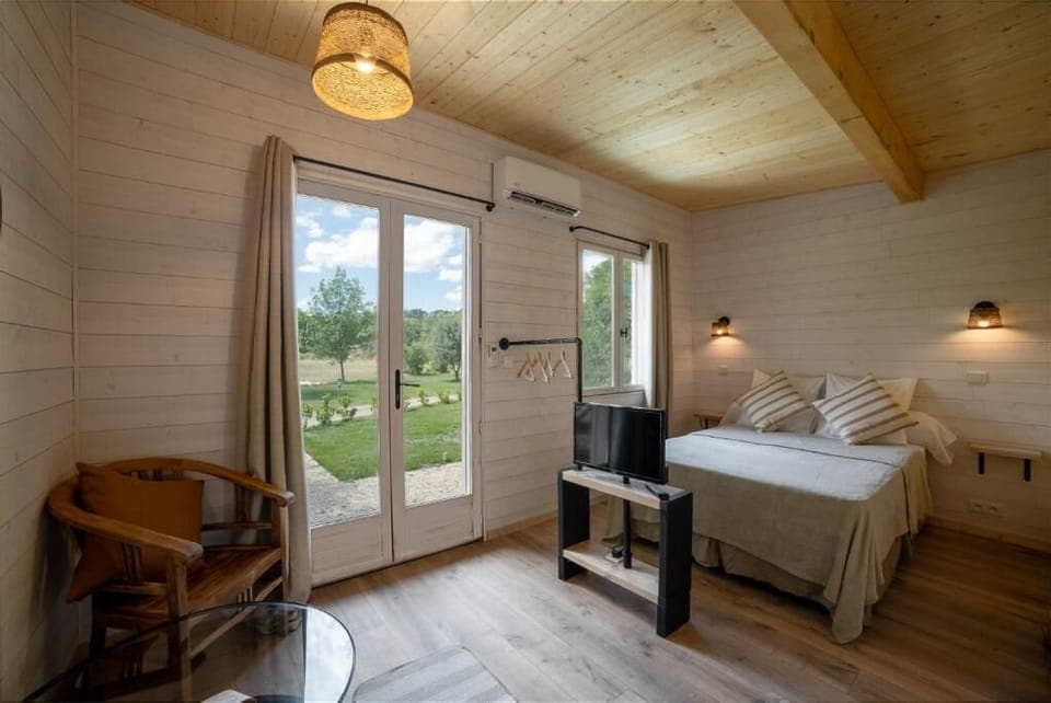 Standard Chalet, 1 Queen Bed | Minibar, blackout drapes, soundproofing, free WiFi