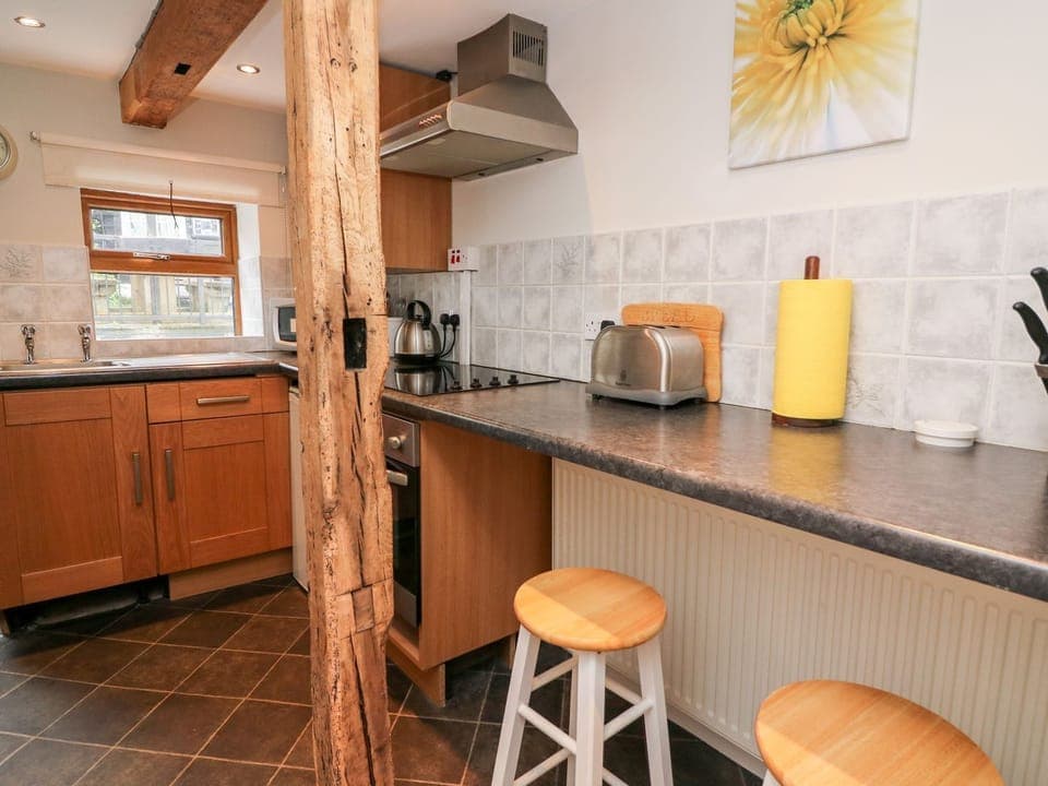 Cottage | Private kitchen | Fridge, electric kettle, toaster, cookware/dishes/utensils
