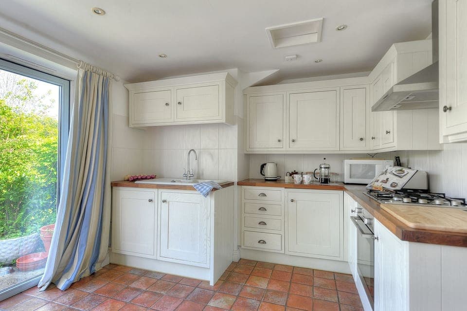 Cottage | Private kitchen | Fridge, dishwasher, cookware/dishes/utensils
