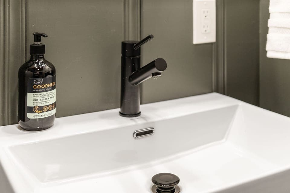 Deluxe Room | Bathroom | Rainfall showerhead, free toiletries, hair dryer, towels