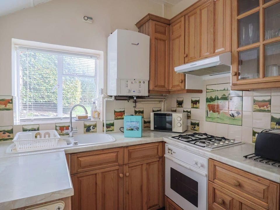 Cottage | Private kitchen | Fridge, cookware/dishes/utensils