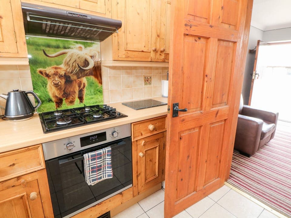 Cottage | Private kitchen | Fridge, electric kettle, toaster, cookware/dishes/utensils