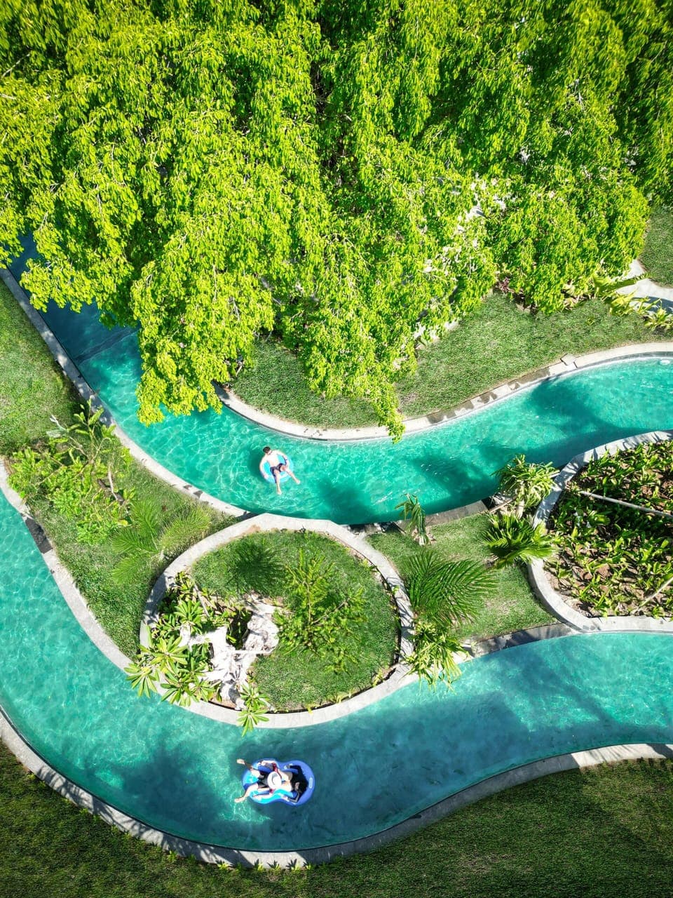 6 outdoor pools, open 7:00 AM to 9:00 PM, free cabanas, pool umbrellas