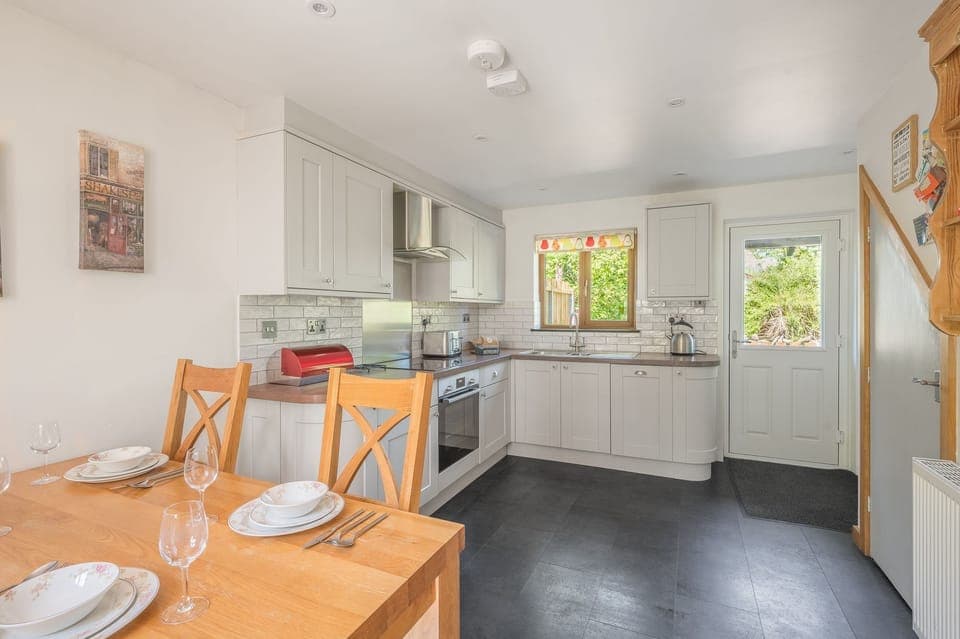 Brook Cottage Coniston kitchen with dining table