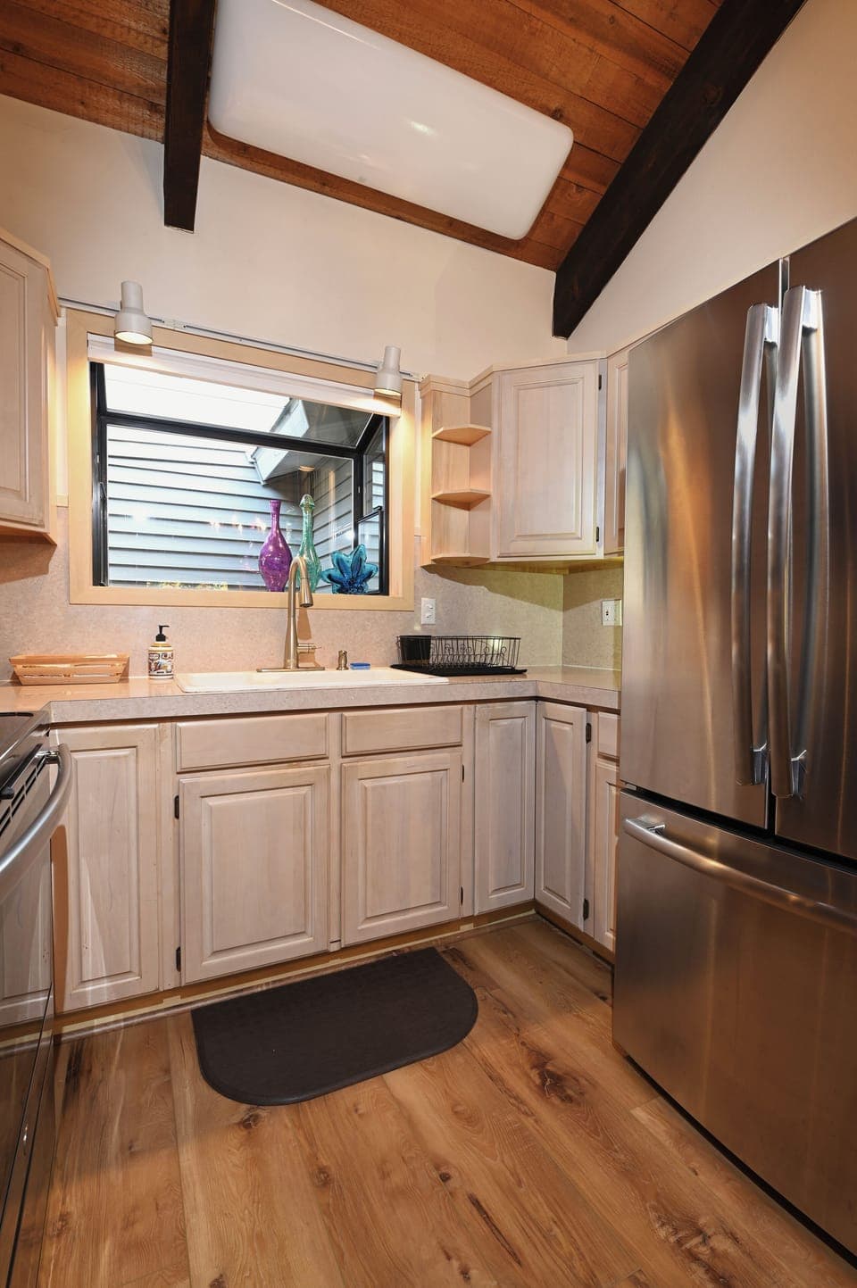 Fully equipped kitchen for dining in