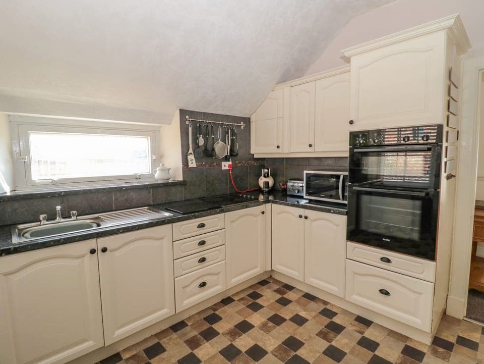 Cottage | Private kitchen | Fridge, dishwasher, electric kettle, toaster