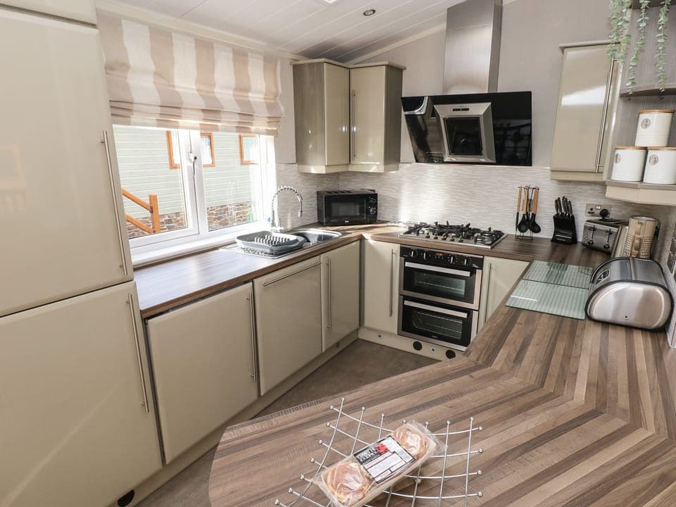 Cottage | Private kitchen | Fridge, dishwasher, electric kettle, toaster