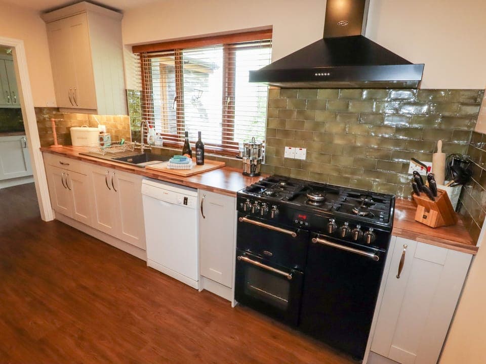 Cottage | Private kitchen | Fridge, dishwasher, electric kettle, toaster