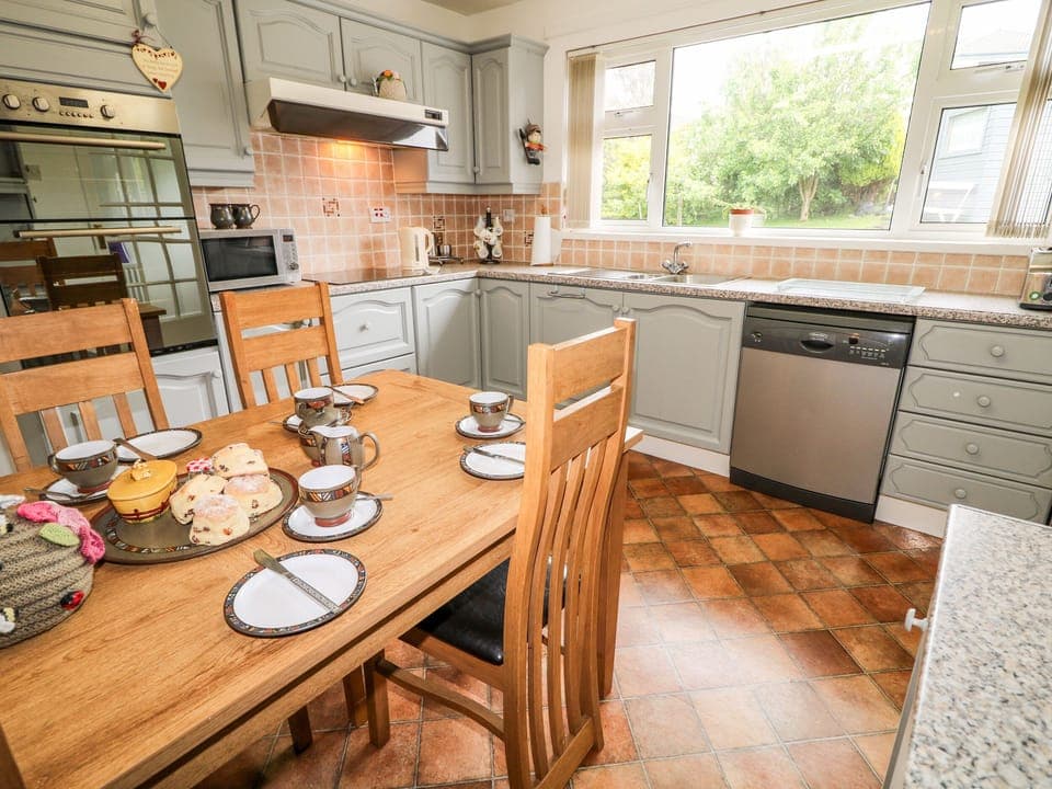 Cottage | Private kitchen | Fridge, dishwasher, electric kettle, toaster