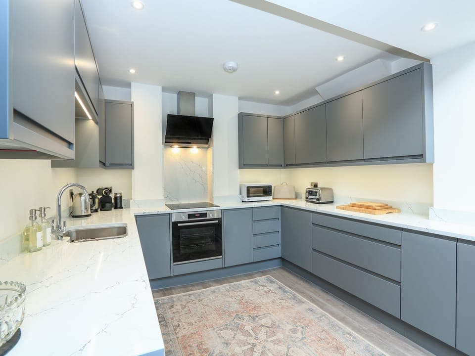 Fridge, dishwasher, cookware/dishes/utensils