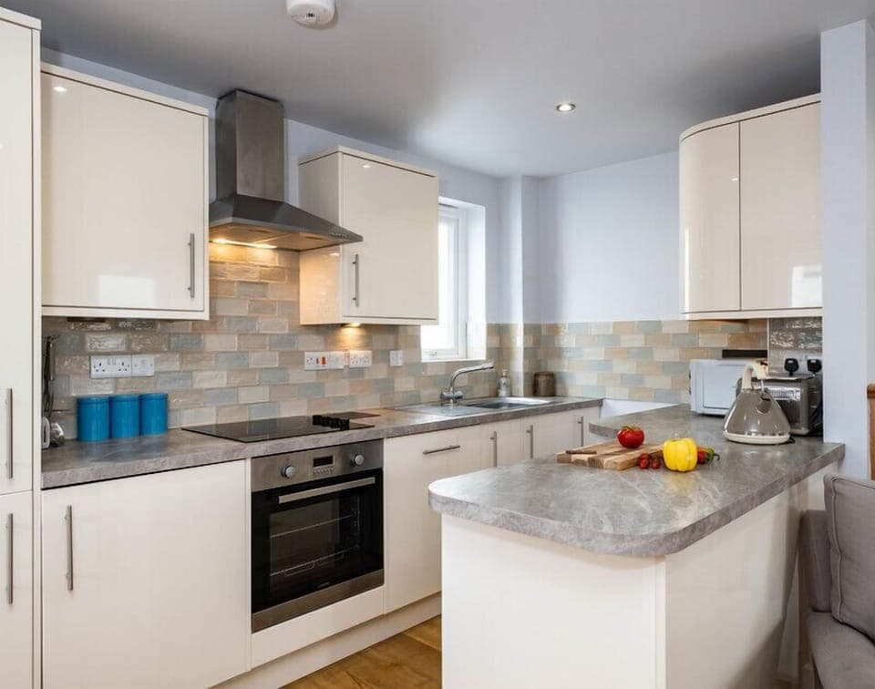 Fridge, dishwasher, toaster, cookware/dishes/utensils