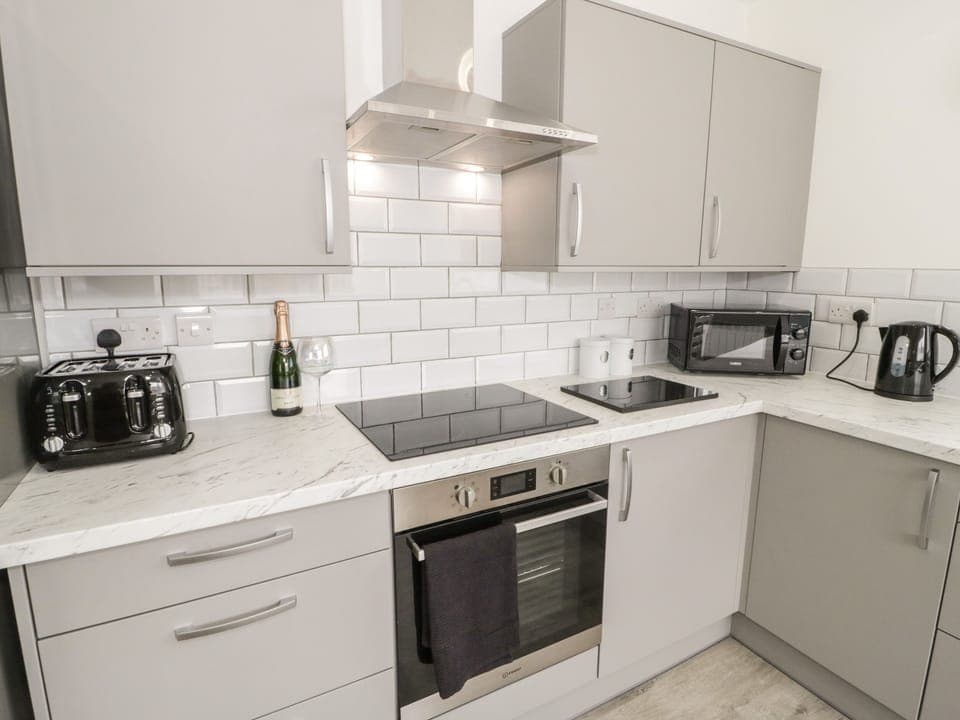 Cottage | Private kitchen | Dishwasher, cookware/dishes/utensils