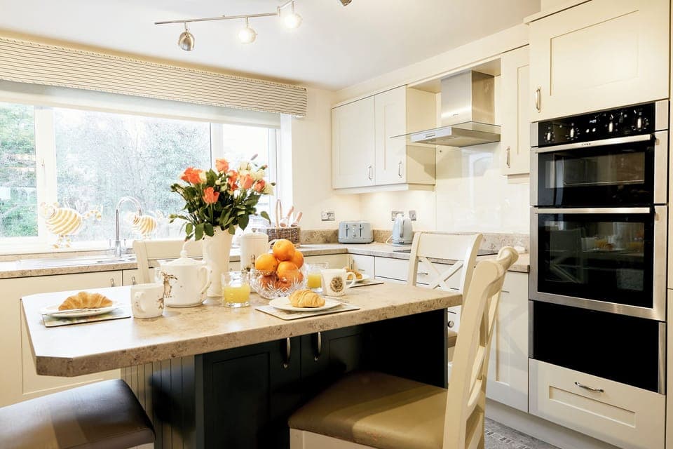Cottage | Private kitchen | Fridge, dishwasher, cookware/dishes/utensils