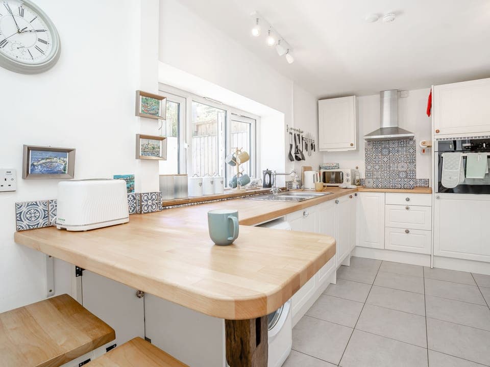 Cottage | Private kitchen | Fridge, dishwasher, electric kettle, cookware/dishes/utensils