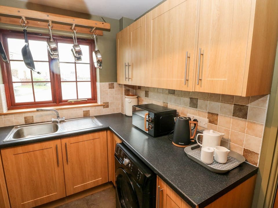 Cottage | Private kitchen | Fridge, electric kettle, toaster, cookware/dishes/utensils