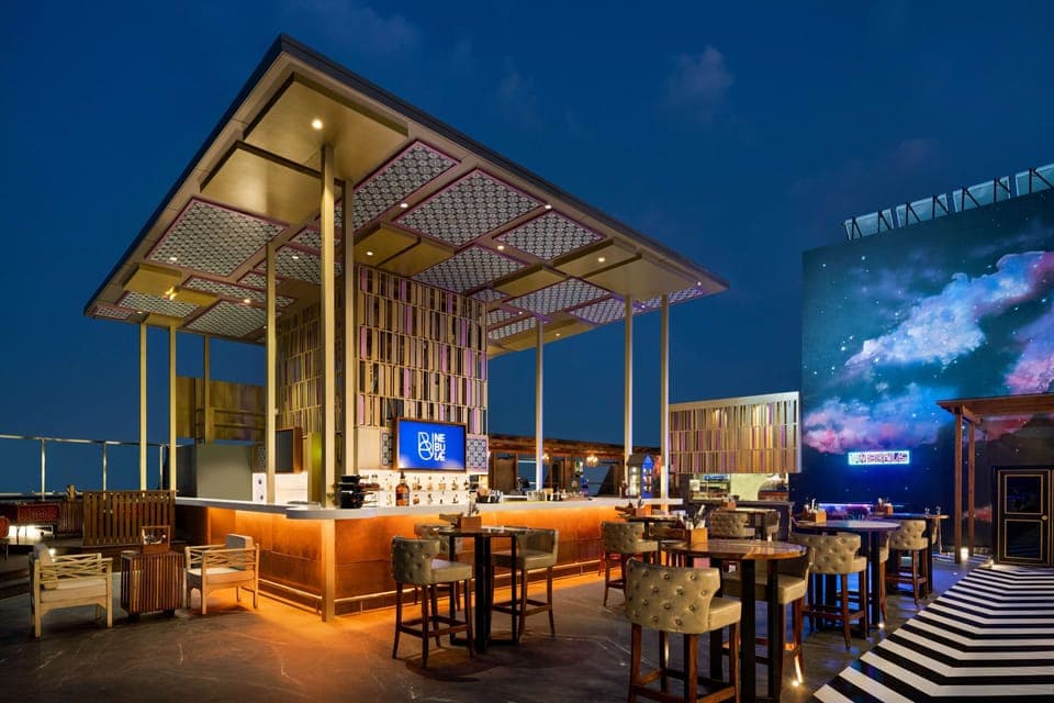 2 bars/lounges, lobby lounge, rooftop bar