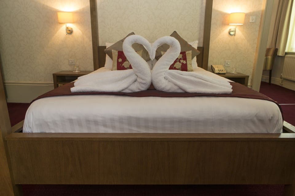 Executive Suite | Desk, iron/ironing board, free cribs/infant beds, rollaway beds