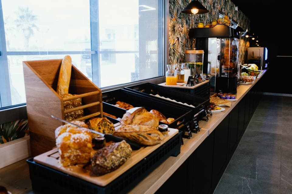 Daily continental breakfast (EUR 14.90 per person)