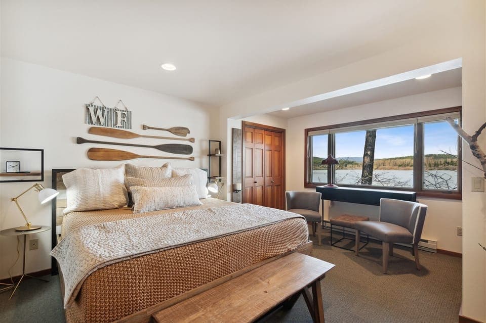 Downstairs bedroom, King bed