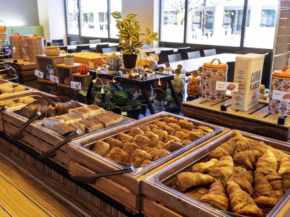Daily to-go breakfast (EUR 20 per person)